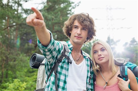 Male hiker showing something to woman in forest Photographie de stock - Premium Libres de Droits, Code: 693-07673129