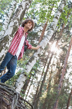 simsearch:693-07673000,k - Low angle view of male hiker standing in forest Foto de stock - Sin royalties Premium, Código: 693-07673148