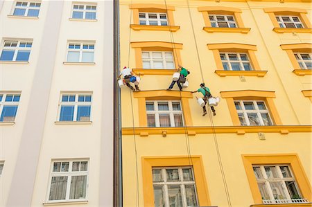 simsearch:622-06191129,k - Low angle view of window washers hanging outside building Fotografie stock - Premium Royalty-Free, Codice: 693-07912156
