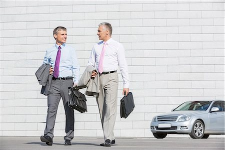 Full length of businessmen with briefcases walking on street Foto de stock - Royalty Free Premium, Número: 693-07912267
