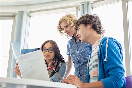 documento - Creative businesspeople working in office Foto de stock - Sin royalties Premium, Código: 693-07912456
