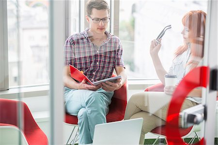 documento - Business colleagues working in creative office Foto de stock - Sin royalties Premium, Código: 693-07912521