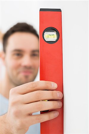 simsearch:693-07912642,k - Man using spirit level in new house Photographie de stock - Premium Libres de Droits, Code: 693-07912585