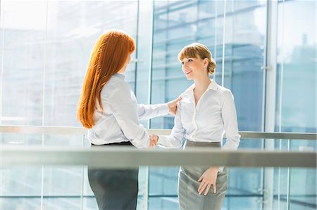 simsearch:693-07912682,k - Businesswomen shaking hands in office Foto de stock - Sin royalties Premium, Código: 693-07912729