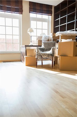 simsearch:614-01170983,k - Cardboard boxes and furniture in new home Photographie de stock - Premium Libres de Droits, Code: 693-07912767