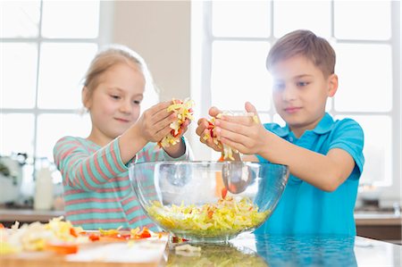 simsearch:693-07542115,k - Brother and sister preparing salad in kitchen Stock Photo - Premium Royalty-Free, Code: 693-07912791