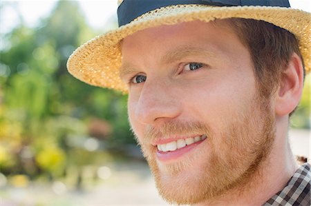 simsearch:693-07912926,k - Close-up of gardener smiling while looking away Foto de stock - Sin royalties Premium, Código: 693-07912871