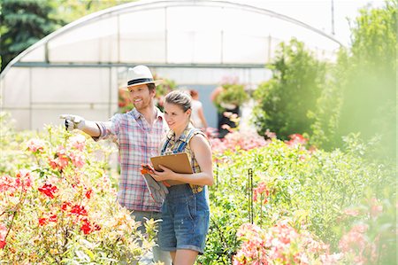 simsearch:693-07912926,k - Gardener discussing with supervisor outside greenhouse Stockbilder - Premium RF Lizenzfrei, Bildnummer: 693-07912898