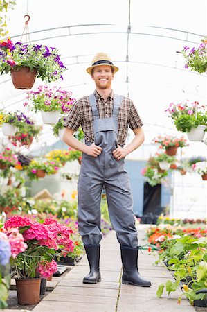 simsearch:693-07912926,k - Full-length portrait of happy gardener standing at greenhouse Foto de stock - Sin royalties Premium, Código: 693-07912912