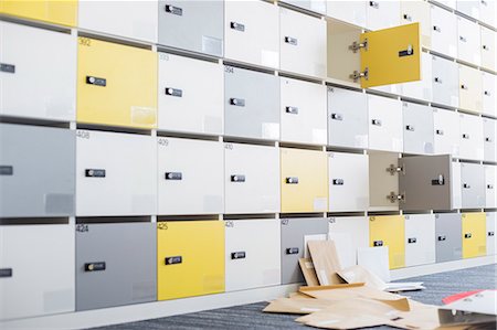 Files fallen in locker room at creative office Foto de stock - Royalty Free Premium, Número: 693-07913006