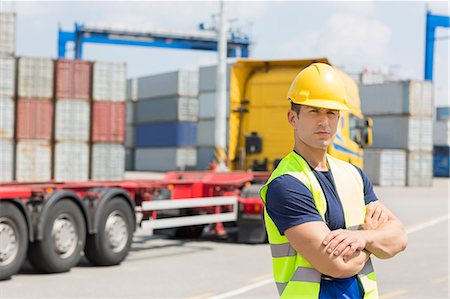 engineer standing with arms crossed - Portrait of confident mid adult man in shipping yard Photographie de stock - Premium Libres de Droits, Code: 693-07913120