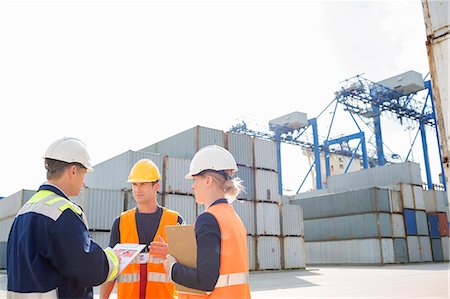 Workers discussing in shipping yard Fotografie stock - Premium Royalty-Free, Codice: 693-07913155