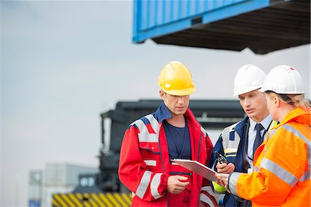 simsearch:693-07913181,k - Workers discussing over clipboard in shipping yard Stockbilder - Premium RF Lizenzfrei, Bildnummer: 693-07913182