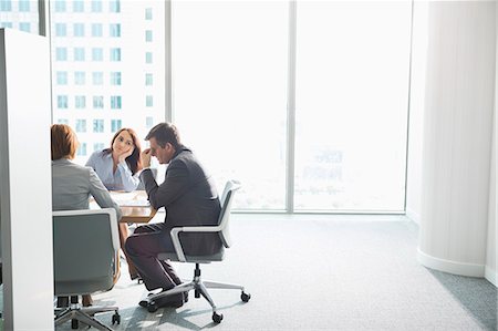 Exhausted businesspeople in meeting Foto de stock - Sin royalties Premium, Código: 693-07913209