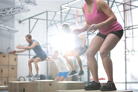 People doing box jump exercise in crossfit gym Foto de stock - Sin royalties Premium, Código: 693-08126956