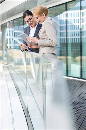 passage - Businesswomen using digital tablet by glass railing Stockbilder - Premium RF Lizenzfrei, Bildnummer: 693-08127017