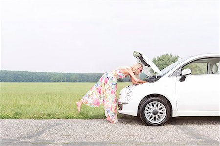 simsearch:693-08127130,k - Full-length side view of woman examining broken down car on country road Stock Photo - Premium Royalty-Free, Code: 693-08127063