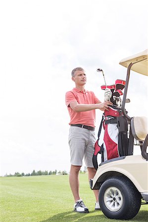 simsearch:693-08127270,k - Middle-aged man standing by cart at golf course Foto de stock - Sin royalties Premium, Código: 693-08127253