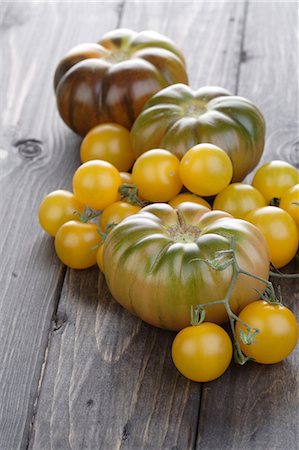 simsearch:400-03964348,k - Mix tomatoes on wooden table Stockbilder - Premium RF Lizenzfrei, Bildnummer: 693-08127294