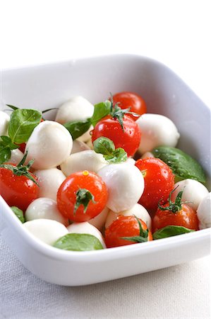 simsearch:400-07172265,k - Salad with tomatoes and mozarella Foto de stock - Royalty Free Premium, Número: 693-08127296