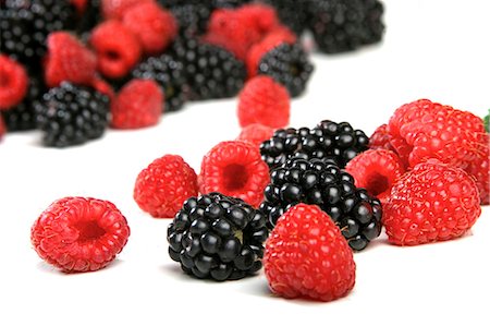 flavor - Raspberries and blackberries on white background Stock Photo - Premium Royalty-Free, Code: 693-08127329
