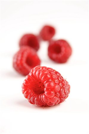 simsearch:693-08127309,k - Red raspberries on white background Foto de stock - Sin royalties Premium, Código: 693-08127351