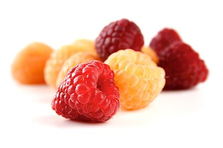 simsearch:693-08127309,k - Red and yellow raspberries on white background Foto de stock - Sin royalties Premium, Código: 693-08127352