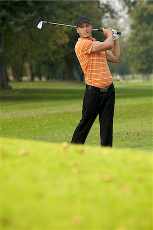 palos verdes - Young man swinging golf club Photographie de stock - Premium Libres de Droits, Code: 693-08127458