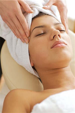 simsearch:851-02963682,k - Young woman receiving energy therapy, eyes closed Stock Photo - Premium Royalty-Free, Code: 693-08127492