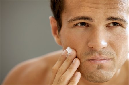 shaving (hygiene) - Close-up of young man applying shaving cream Photographie de stock - Premium Libres de Droits, Code: 693-08127548