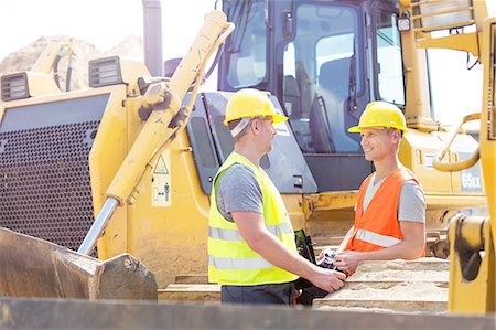 diseñador (hombre y mujer) - Engineers discussing at construction site Foto de stock - Sin royalties Premium, Código: 693-08127827