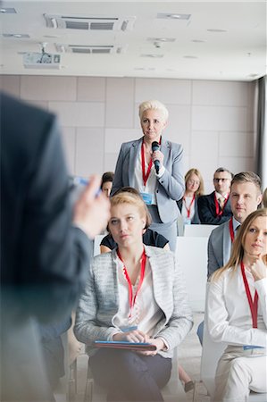 speakers - Businesswoman asking questions to public speaker during seminar Foto de stock - Sin royalties Premium, Código: 693-08769421