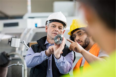 Supervisor and manual worker discussing over metal in industry Photographie de stock - Premium Libres de Droits, Code: 693-08769507