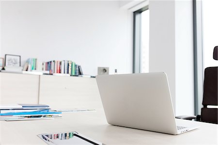 Laptop on desk in office Foto de stock - Sin royalties Premium, Código: 693-08769541