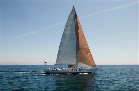 simsearch:693-03314266,k - Crew sitting on side of sailboat, side view Stock Photo - Premium Royalty-Free, Code: 693-03299342