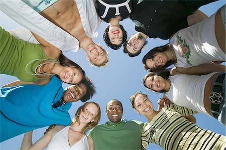 Group of friends in circle, view from below, portrait Foto de stock - Sin royalties Premium, Código: 693-03299514