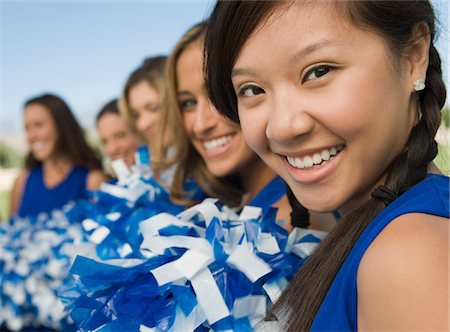 simsearch:693-03303563,k - Cheerleaders sitting on bench, (portrait) Foto de stock - Sin royalties Premium, Código: 693-03299544