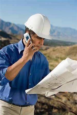 simsearch:632-09039870,k - Construction worker using mobile phone, portrait Foto de stock - Sin royalties Premium, Código: 693-03299646