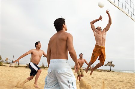 simsearch:693-03707018,k - Men Playing Volleyball on beach Foto de stock - Sin royalties Premium, Código: 693-03299667