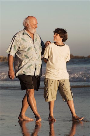simsearch:694-03318961,k - Boy und Großvater zu Fuß am Strand in der Abenddämmerung Stockbilder - Premium RF Lizenzfrei, Bildnummer: 693-03299742