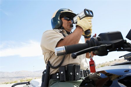 pistolet radar - Officier de police à l'aide de pistolet radar Photographie de stock - Premium Libres de Droits, Code: 693-03299952