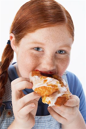 fat girl redhead - Overweight girl (13-15) Eating pastry, portrait, close-up Foto de stock - Sin royalties Premium, Código: 693-03299974