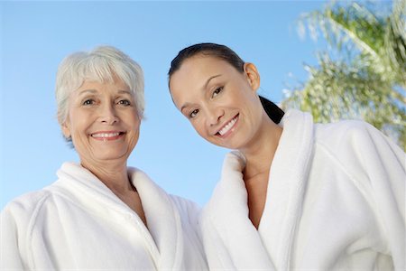 senior and spa - Woman in bathrobes at spa, head and shoulders Foto de stock - Sin royalties Premium, Código: 693-03299987