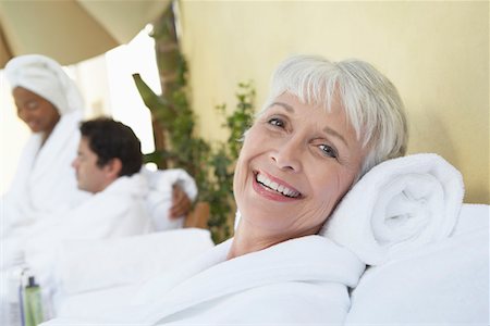 senior and spa - Woman relaxing at spa in bathrobe, half length Foto de stock - Sin royalties Premium, Código: 693-03299990