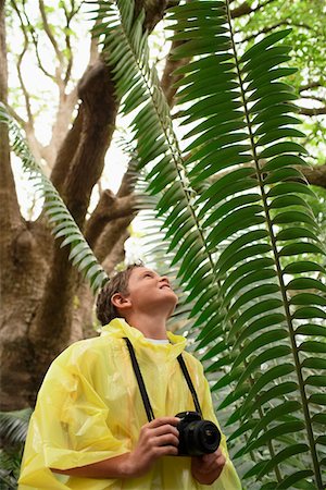 spiegelreflexkamera - Garçon prendre des Photos dans la forêt Photographie de stock - Premium Libres de Droits, Code: 693-03304312