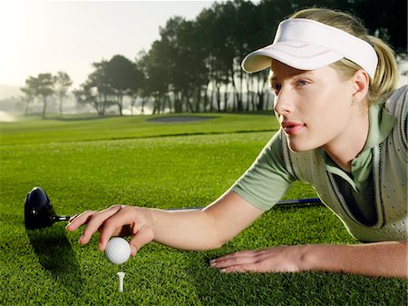 Jeune golfeuse situées sur cour, plaçant balle sur le tee Photographie de stock - Premium Libres de Droits, Code: 693-03304464