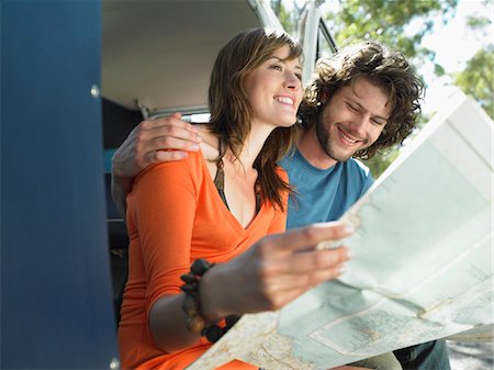 simsearch:693-06018391,k - Young Couple Reading Map on Road Trip Fotografie stock - Premium Royalty-Free, Codice: 693-03304532