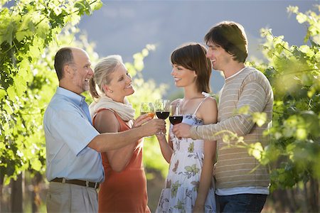 Famille griller dans le vignoble Photographie de stock - Premium Libres de Droits, Code: 693-03304575