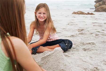simsearch:693-03307023,k - Zwei Mädchen (10-12) spielen im Sand am Strand, konzentrieren sich auf Mädchen im Hintergrund Stockbilder - Premium RF Lizenzfrei, Bildnummer: 693-03304695