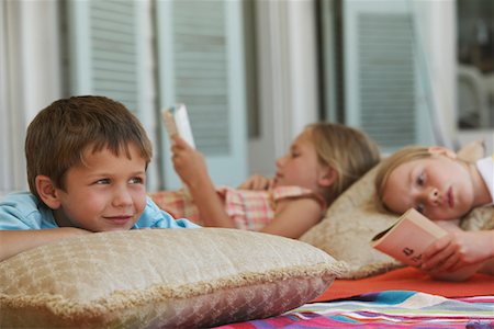 simsearch:6102-08858610,k - Three Children Relaxing Foto de stock - Sin royalties Premium, Código: 693-03304735